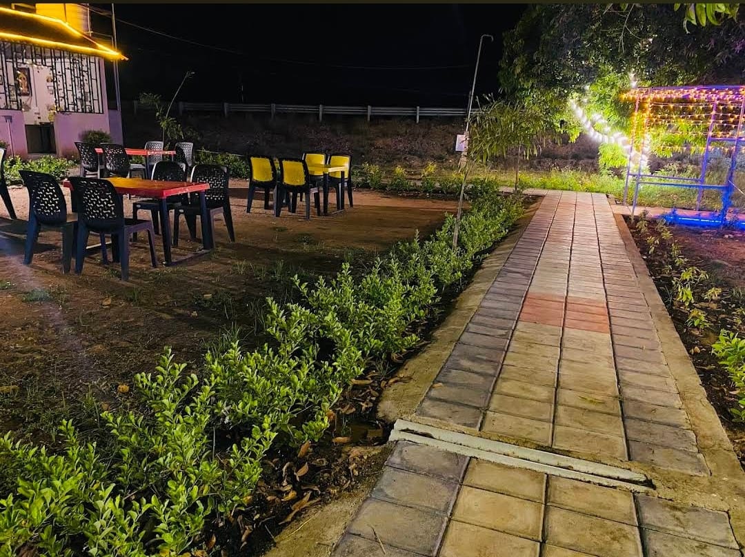Manjolai Outdoor Dining